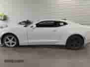 2016 Chevrolet Camaro 1LT z VIN 1G1FA1RX4G0172015, wystawiony jako IAAI lot #43063287 z przebiegiem 100 160 mil mil oraz . Historia ofert i sprzedaży dostępna na DreamBid. Obrazek 14.