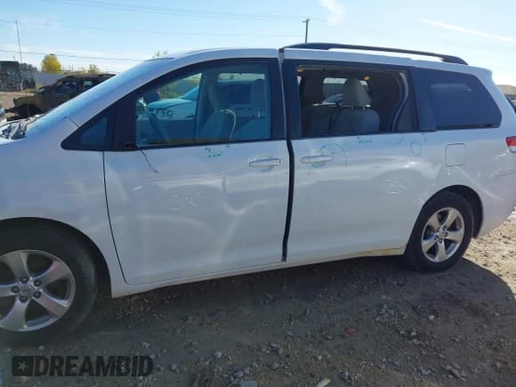 ✅ 2013 Toyota Sienna LE AAS • VIN: 5TDKK3DC0DS352877 • Лот: 43483758. Опубликован ранее на IAAI с пробегом 225 296 миль. Бесплатный доступ к архиву аукционных продаж из США и подробный отчёт об истории автомобиля на DreamBid. Изображение 6.