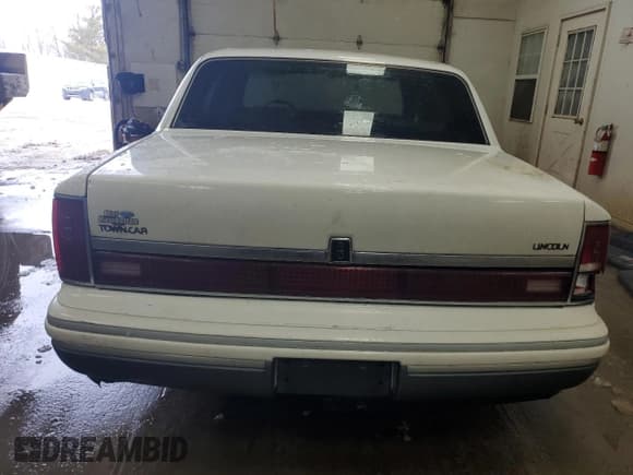 ✅ 1994 Lincoln Town Car Signature • VIN: 1LNLM82W9RY687636 • Lot: 43805135. Wystawiony na Copart z przebiegiem Nie podano. Bezpłatny archiwum sprzedaży aukcyjnych z USA i szczegółowy raport historii pojazdu na DreamBid. Zdjęcie 6.