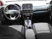 2020 Hyundai Kona SE с VIN KM8K12AA4LU519117, выставлен на аукционе Copart как лот 41963563 с пробегом 51 131 миль миль и . История ставок и продаж доступна на DreamBid. Изображение 8.