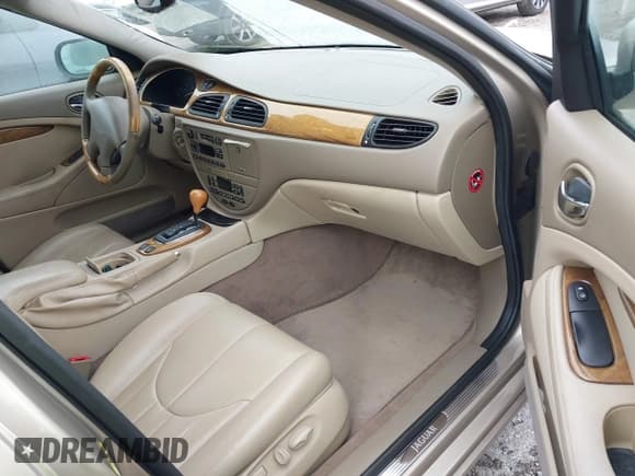 ✅ 2000 Jaguar S-Type V8 • VIN: SAJDA01D8YGL03547 • Lot: 42193229. Wystawiony na IAAI z przebiegiem 136 190 mil. Bezpłatny archiwum sprzedaży aukcyjnych z USA i szczegółowy raport historii pojazdu na DreamBid. Zdjęcie 5.