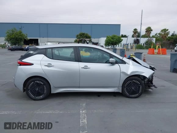 ✅ 2023 Nissan LEAF SV Plus • VIN: 1N4CZ1CV2PC551299 • Lot: 42773918. Wystawiony na IAAI z przebiegiem 30 405 mil. Bezpłatny archiwum sprzedaży aukcyjnych z USA i szczegółowy raport historii pojazdu na DreamBid. Zdjęcie 14.