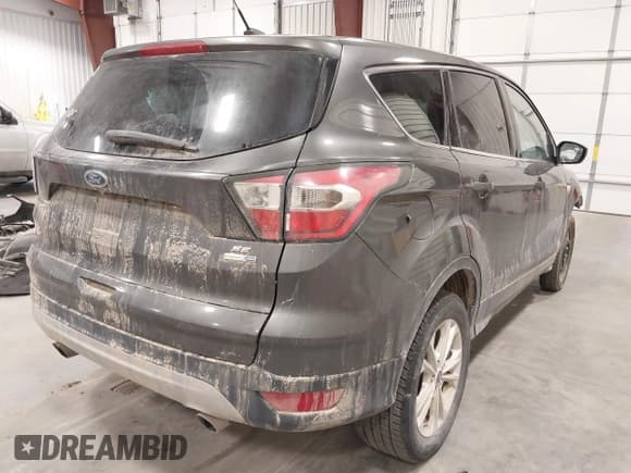 ✅ 2017 Ford Escape SE • VIN: 1FMCU9G91HUB08461 • Lot: 41502045. Wystawiony na IAAI z przebiegiem 138 625 mil. Bezpłatny archiwum sprzedaży aukcyjnych z USA i szczegółowy raport historii pojazdu na DreamBid. Zdjęcie 4.