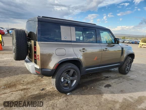 ✅ 2024 Land Rover Defender S • VIN: SALEJ7EX7R2340726 • Lot: 89681765. Wystawiony na Copart z przebiegiem 26 645 mil. Bezpłatny archiwum sprzedaży aukcyjnych z USA i szczegółowy raport historii pojazdu na DreamBid. Zdjęcie 3.