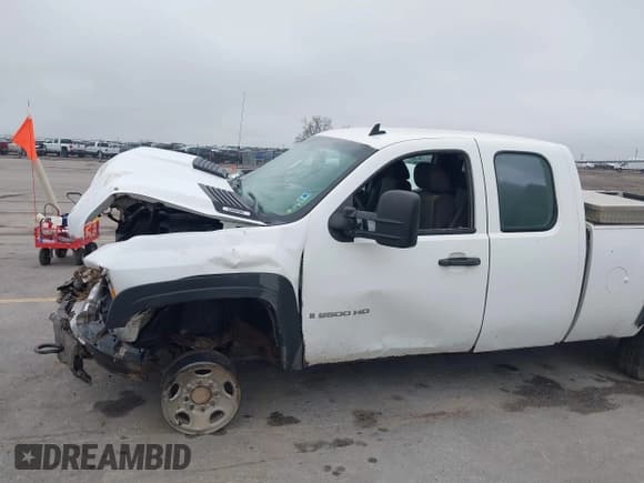 ✅ 2008 Chevrolet Silverado 2500HD 1LT • VIN: 1GCHK29K38E182871 • Lot: 42067577. Wystawiony na IAAI z przebiegiem 262 626 mil. Bezpłatny archiwum sprzedaży aukcyjnych z USA i szczegółowy raport historii pojazdu na DreamBid. Zdjęcie 18.