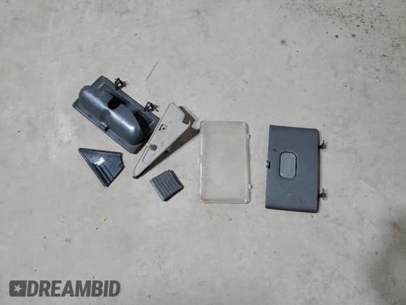 ✅ 1997 Chevrolet Blazer LT • VIN: 1GNDT13W2V2201951 • Lot: 82643694. Wystawiony na Copart z przebiegiem 195 653 mil. Bezpłatny archiwum sprzedaży aukcyjnych z USA i szczegółowy raport historii pojazdu na DreamBid. Zdjęcie 13.