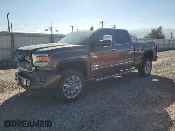 ✅ 2015 GMC Sierra 2500HD Denali • VIN: 1GT120E82FF645011 • Lot: 84983205. Wystawiony na Copart z przebiegiem 93 620 mil. Bezpłatny archiwum sprzedaży aukcyjnych z USA i szczegółowy raport historii pojazdu na DreamBid. Zdjęcie 1.