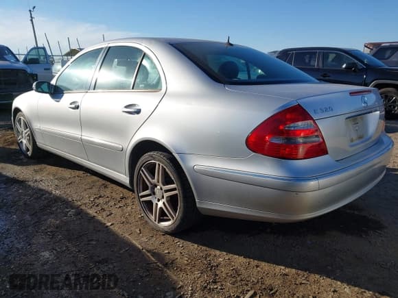 ✅ 2005 Mercedes-Benz E 320 • VIN: WDBUF82JX5X174398 • Лот: 43783780. Опубликован ранее на IAAI с пробегом 166 765 миль. Бесплатный доступ к архиву аукционных продаж из США и подробный отчёт об истории автомобиля на DreamBid. Изображение 3.