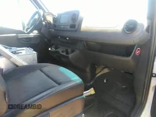 ✅ 2021 Freightliner Sprinter • VIN: W2Y40BHY1MT065515 • Lot: 42148095. Wystawiony na IAAI z przebiegiem 130 325 mil. Bezpłatny archiwum sprzedaży aukcyjnych z USA i szczegółowy raport historii pojazdu na DreamBid. Zdjęcie 5.