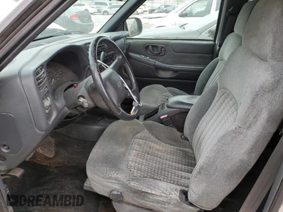 ✅ 2002 Chevrolet Blazer LS • VIN: 1GNDT13W52K169699 • Lot: 45846975. Wystawiony na Copart z przebiegiem 292 270 mil. Bezpłatny archiwum sprzedaży aukcyjnych z USA i szczegółowy raport historii pojazdu na DreamBid. Zdjęcie 7.