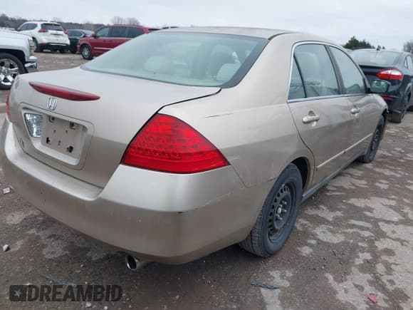 ✅ 2006 Honda Accord LX • VIN: 1HGCM56406A110172 • Lot: 43848444. Wystawiony na IAAI z przebiegiem 206 649 mil. Bezpłatny archiwum sprzedaży aukcyjnych z USA i szczegółowy raport historii pojazdu na DreamBid. Zdjęcie 4.