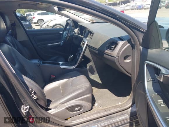 ✅ 2015 Volvo V60 T5 Drive-E Premier • VIN: YV140MEB7F1207484 • Lot: 42545850. Wystawiony na IAAI z przebiegiem 143 150 mil. Bezpłatny archiwum sprzedaży aukcyjnych z USA i szczegółowy raport historii pojazdu na DreamBid. Zdjęcie 5.