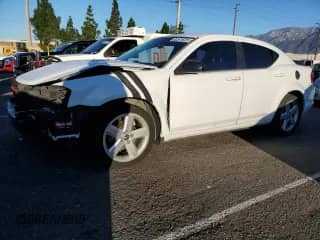 2013 Dodge Avenger SE z VIN 1C3CDZAB2DN563229, wystawiony jako Copart lot #82574925 z przebiegiem 160 261 mil mil oraz Szkoda całkowita • Salvage title. Historia ofert i sprzedaży dostępna na DreamBid. Obrazek 1.