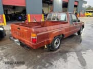 ✅ 1985 Toyota Pickup Deluxe • VIN: JT4RN56D9F5042940 • Lot: 87126285. Wystawiony na Copart z przebiegiem 178 298 mil. Bezpłatny archiwum sprzedaży aukcyjnych z USA i szczegółowy raport historii pojazdu na DreamBid. Zdjęcie 4.