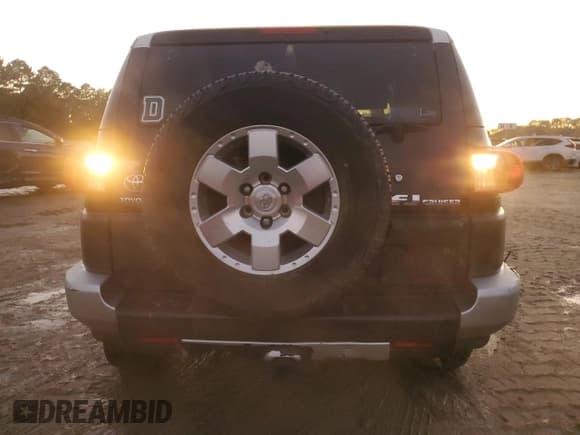 ✅ 2008 Toyota FJ Cruiser • VIN: JTEBU11F38K048271 • Лот: 91345075. Опубликован ранее на Copart с пробегом 191 078 миль. Бесплатный доступ к архиву аукционных продаж из США и подробный отчёт об истории автомобиля на DreamBid. Изображение 6.