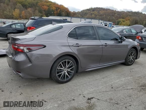 ✅ 2022 Toyota Camry SE • VIN: 4T1G11AK5NU635941 • Lot: 91058075. Wystawiony na Copart z przebiegiem 43 414 mil. Bezpłatny archiwum sprzedaży aukcyjnych z USA i szczegółowy raport historii pojazdu na DreamBid. Zdjęcie 3.