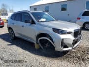 ✅ 2024 BMW X1 • VIN: WBX13EF08R5Y25996 • Lot: 52073915. Wystawiony na Copart z przebiegiem 34 591 mil. Bezpłatny archiwum sprzedaży aukcyjnych z USA i szczegółowy raport historii pojazdu na DreamBid. Zdjęcie 4.