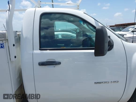 ✅ 2014 Chevrolet Silverado 2500HD Work Truck • VIN: 1GB0CVCG6EF132038 • Lot: 42552725. Wystawiony na IAAI z przebiegiem 251 569 mil. Bezpłatny archiwum sprzedaży aukcyjnych z USA i szczegółowy raport historii pojazdu na DreamBid. Zdjęcie 13.