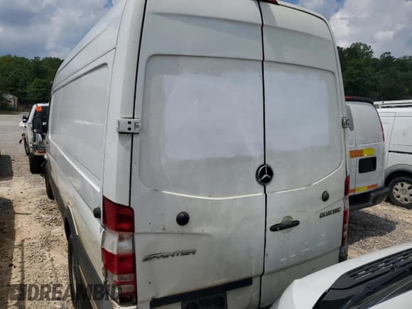 ✅ 2018 Mercedes-Benz Sprinter Cargo Worker • VIN: WD3PE8CD1JP589026 • Lot: 52751105. Wystawiony na Copart z przebiegiem 194 427 mil. Bezpłatny archiwum sprzedaży aukcyjnych z USA i szczegółowy raport historii pojazdu na DreamBid. Zdjęcie 6.