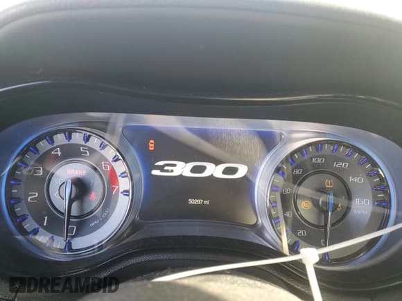 ✅ 2017 Chrysler 300 S Alloy Edition • VIN: 2C3CCABT2HH593566 • Лот: 88085215. Опубликован ранее на Copart с пробегом 50 297 миль. Бесплатный доступ к архиву аукционных продаж из США и подробный отчёт об истории автомобиля на DreamBid. Изображение 9.