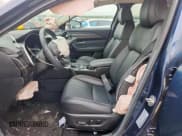 ✅ 2025 Mazda CX-50 Hybrid Premium Package • VIN: 7MMVAADW9SN102507 • Lot: 70947895. Wystawiony na Copart z przebiegiem Nie podano. Bezpłatny archiwum sprzedaży aukcyjnych z USA i szczegółowy raport historii pojazdu na DreamBid. Zdjęcie 7.