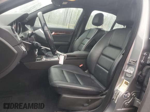 ✅ 2012 Mercedes-Benz C 300 Sport • VIN: WDDGF8BB1CA623884 • Лот: 60801935. Опубликован ранее на Copart с пробегом 146 817 миль. Бесплатный доступ к архиву аукционных продаж из США и подробный отчёт об истории автомобиля на DreamBid. Изображение 7.