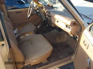 ✅ 1984 Datsun 720 • VIN: JN6ND01S9EW022655 • Lot: 41364439. Wystawiony na IAAI z przebiegiem 242 833 mil. Bezpłatny archiwum sprzedaży aukcyjnych z USA i szczegółowy raport historii pojazdu na DreamBid. Zdjęcie 5.