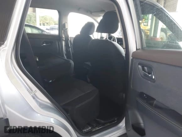 ✅ 2022 Nissan Rogue SV • VIN: 5N1BT3BA0NC676506 • Lot: 43652181. Wystawiony na IAAI z przebiegiem 57 991 mil. Bezpłatny archiwum sprzedaży aukcyjnych z USA i szczegółowy raport historii pojazdu na DreamBid. Zdjęcie 8.