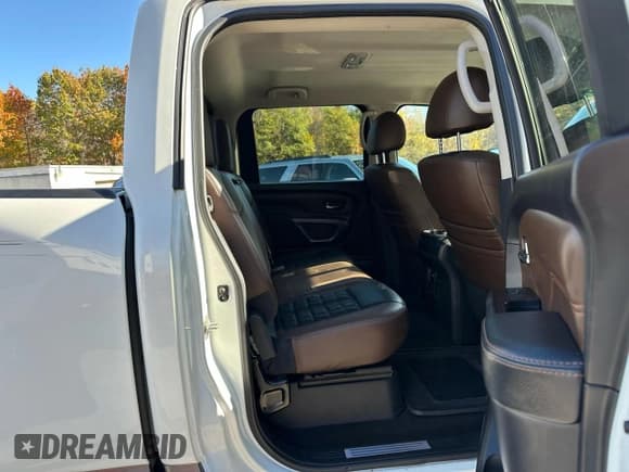 ✅ 2018 Nissan Titan Pro-4X • VIN: 1N6BA1F44JN526705 • Lot: 90614775. Wystawiony na Copart z przebiegiem 136 762 mil. Bezpłatny archiwum sprzedaży aukcyjnych z USA i szczegółowy raport historii pojazdu na DreamBid. Zdjęcie 7.