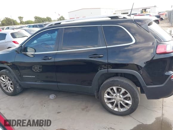 ✅ 2019 Jeep Cherokee Latitude • VIN: 1C4PJLCX7KD243080 • Lot: 42988757. Listed on IAAI with 176,288 mi. Free auction sales archive from the USA and detailed vehicle history report at DreamBid. Image 14.
