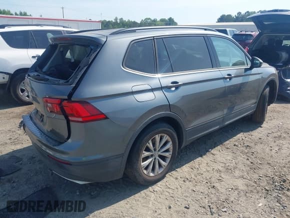 ✅ 2019 Volkswagen Tiguan S • VIN: 3VV1B7AX4KM085980 • Lot: 42156717. Wystawiony na IAAI z przebiegiem 103 104 mil. Bezpłatny archiwum sprzedaży aukcyjnych z USA i szczegółowy raport historii pojazdu na DreamBid. Zdjęcie 4.