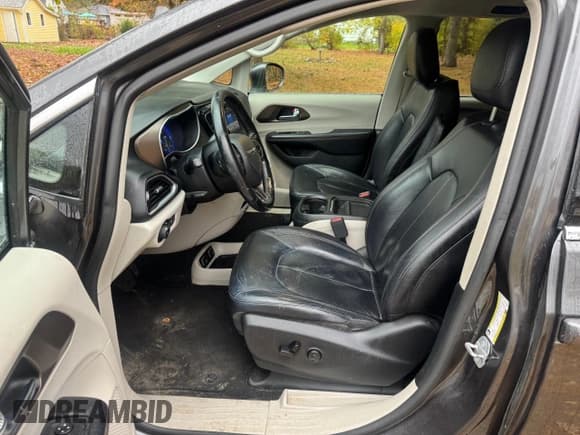 ✅ 2019 Chrysler Pacifica Touring L • VIN: 2C4RC1BG2KR651461 • Lot: 87129585. Wystawiony na Copart z przebiegiem 234 607 mil. Bezpłatny archiwum sprzedaży aukcyjnych z USA i szczegółowy raport historii pojazdu na DreamBid. Zdjęcie 11.