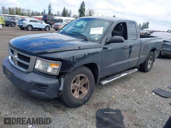 2008 Dodge Dakota z VIN 1D7HW32KX8S560888, wystawiony jako IAAI lot #42025097 z przebiegiem 46 639 mil mil oraz . Historia ofert i sprzedaży dostępna na DreamBid. Obrazek 2.