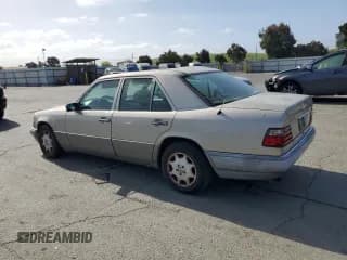 ✅ 1994 Mercedes-Benz E 320 • VIN: WDBEA32E2RC119398 • Лот: 54427825. Опубликован ранее на Copart с пробегом 277 850 миль. Бесплатный доступ к архиву аукционных продаж из США и подробный отчёт об истории автомобиля на DreamBid. Изображение 2.