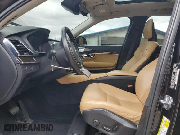 ✅ 2016 Volvo XC90 T6 Momentum • VIN: YV4A22PK2G1073678 • Лот: 90495245. Опубликован ранее на Copart с пробегом 91 676 миль. Бесплатный доступ к архиву аукционных продаж из США и подробный отчёт об истории автомобиля на DreamBid. Изображение 7.