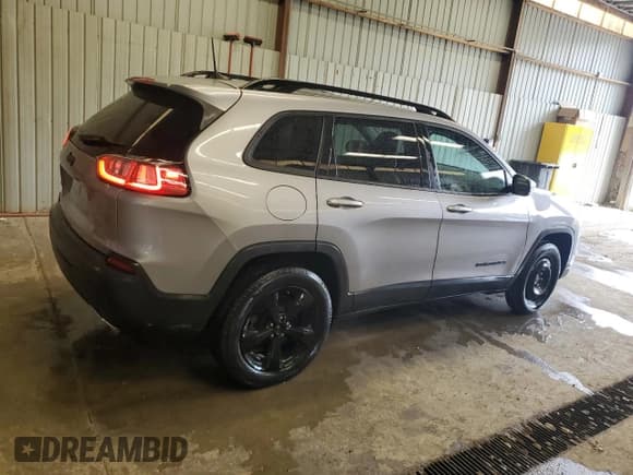 ✅ 2020 Jeep Cherokee Altitude • VIN: 1C4PJMLX0LD527206 • Lot: 69545225. Wystawiony na Copart z przebiegiem 49 934 mil. Bezpłatny archiwum sprzedaży aukcyjnych z USA i szczegółowy raport historii pojazdu na DreamBid. Zdjęcie 3.