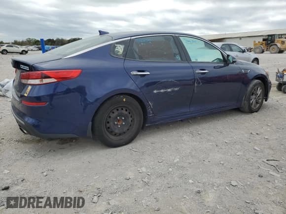 ✅ 2020 Kia Optima LX • VIN: 5XXGT4L37LG412647 • Lot: 82327245. Wystawiony na Copart z przebiegiem 108 036 mil. Bezpłatny archiwum sprzedaży aukcyjnych z USA i szczegółowy raport historii pojazdu na DreamBid. Zdjęcie 3.