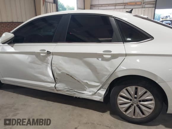 ✅ 2020 Volkswagen Jetta S • VIN: 3VWCB7BU0LM075828 • Lot: 42752408. Wystawiony na IAAI z przebiegiem 116 012 mil. Bezpłatny archiwum sprzedaży aukcyjnych z USA i szczegółowy raport historii pojazdu na DreamBid. Zdjęcie 6.