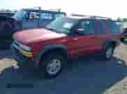 1999 Chevrolet Blazer LS z VIN 1GNCT18W6XK240758, wystawiony jako IAAI lot #42729667 z przebiegiem Nie podano mil oraz . Historia ofert i sprzedaży dostępna na DreamBid. Obrazek 2.