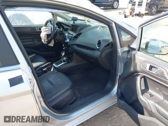 ✅ 2014 Ford Fiesta Titanium • VIN: 3FADP4FJ1EM113793 • Lot: 43384703. Wystawiony na IAAI z przebiegiem Nie podano. Bezpłatny archiwum sprzedaży aukcyjnych z USA i szczegółowy raport historii pojazdu na DreamBid. Zdjęcie 5.