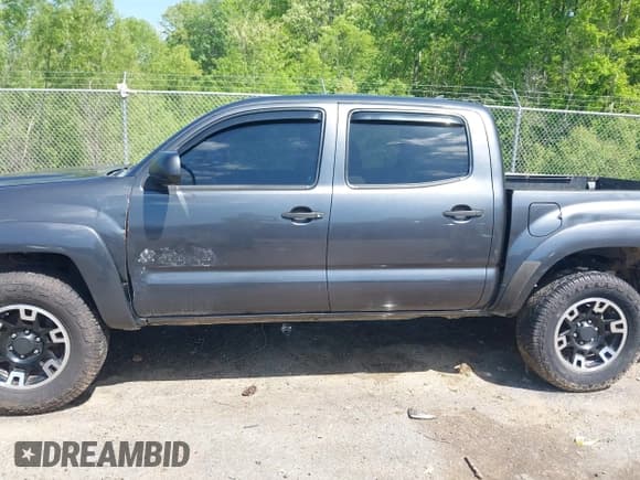 ✅ 2014 Toyota Tacoma PreRunner • VIN: 3TMJU4GN3EM173436 • Lot: 41981293. Listed on IAAI with 157,758 mi. Free auction sales archive from the USA and detailed vehicle history report at DreamBid. Image 15.