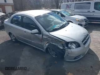 2011 Chevrolet Aveo 1LT z VIN KL1TD5DE6BB215854, wystawiony jako IAAI lot #41681408 z przebiegiem 141 848 mil mil oraz . Historia ofert i sprzedaży dostępna na DreamBid. Obrazek 1.