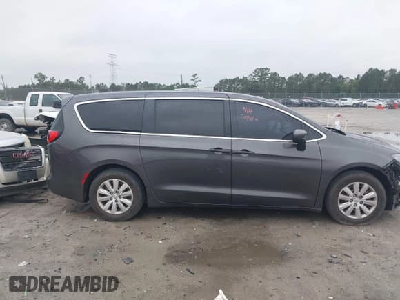 ✅ 2019 Chrysler Pacifica L • VIN: 2C4RC1AGXKR593889 • Lot: 42331278. Wystawiony na IAAI z przebiegiem 101 951 mil. Bezpłatny archiwum sprzedaży aukcyjnych z USA i szczegółowy raport historii pojazdu na DreamBid. Zdjęcie 13.