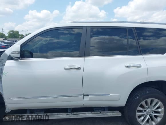 ✅ 2017 Lexus GX 460 • VIN: JTJBM7FX8H5157815 • Lot: 42384829. Listed on IAAI with 142,003 mi. Free auction sales archive from the USA and detailed vehicle history report at DreamBid. Image 13.