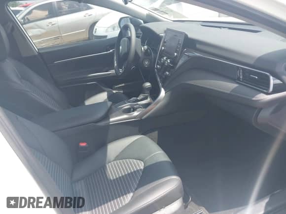 2022 Toyota Camry SE z VIN 4T1G11AK8NU027220, wystawiony jako IAAI lot #42161140 z przebiegiem 68 347 mil mil oraz . Historia ofert i sprzedaży dostępna na DreamBid. Obrazek 5.