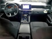 ✅ 2024 Toyota Tacoma SR5 • VIN: 3TMLB5JNXRM026565 • Lot: 96763565. Wystawiony na Copart z przebiegiem 19 085 mil. Bezpłatny archiwum sprzedaży aukcyjnych z USA i szczegółowy raport historii pojazdu na DreamBid. Zdjęcie 8.