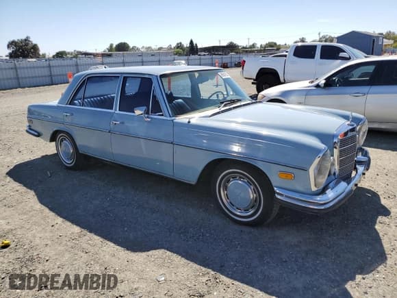 ✅ 1970 Mercedes-Benz 280 • VIN: 10801912057847 • Лот: 68581624. Опубликован ранее на Copart с пробегом 15 928 миль. Бесплатный доступ к архиву аукционных продаж из США и подробный отчёт об истории автомобиля на DreamBid. Изображение 4.