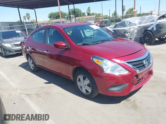 ✅ 2018 Nissan Versa SV • VIN: 3N1CN7AP1JL885402 • Lot: 43018914. Wystawiony na IAAI z przebiegiem 91 409 mil. Bezpłatny archiwum sprzedaży aukcyjnych z USA i szczegółowy raport historii pojazdu na DreamBid. Zdjęcie 1.
