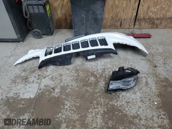 ✅ 2014 Jeep Grand Cherokee Overland • VIN: 1C4RJFCM4EC320496 • Lot: 84365565. Listed on Copart with 241,129 mi. Free auction sales archive from the USA and detailed vehicle history report at DreamBid. Image 13.