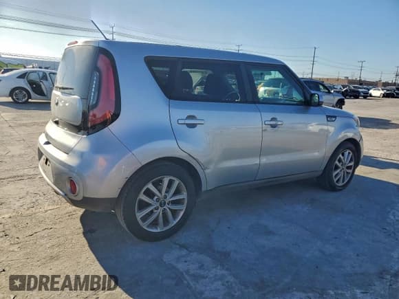 ✅ 2018 Kia Soul + • VIN: KNDJP3A55J7575442 • Лот: 94323865. Опубликован ранее на Copart с пробегом 145 818 миль. Бесплатный доступ к архиву аукционных продаж из США и подробный отчёт об истории автомобиля на DreamBid. Изображение 3.